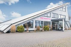 Das Knop Bau-, Technik- und Ambiente-Zentrum in der Sierksdorfer Straße 24 in Neustadt.