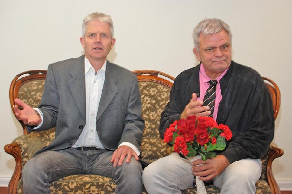 Tom (Asmus Fink-Stoltenberg, l.) holt seinen neuen Freund Alex (Till Huster) zurück auf den Boden der Tatsachen: „Dat is keen Gedenkstäh, sünnern ejn Bank“.