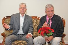 Tom (Asmus Fink-Stoltenberg, l.) holt seinen neuen Freund Alex (Till Huster) zurück auf den Boden der Tatsachen: „Dat is keen Gedenkstäh, sünnern ejn Bank“.