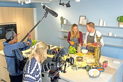 Bitte Ruhe, jetzt wird gedreht: John Pabe, Mediengestalter Bild und Ton, und Kamerafrau Berit Ladewig setzen Lisa Knittel und Volker Fuhrwerk in Szene.