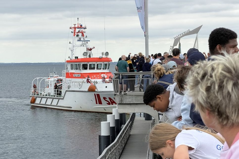 Der Seenotkreuzer „Felix Sand“ brachte Neptun und seine Nixen zum Ort der Feierlichkeiten.