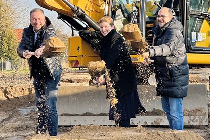 Marco Fibelkorn (li.), Bürgermeisterin Julia Samtleben und Jan-Christian Ohm beim ersten Spatenstich. Foto: Gemeinde Stockelsdorf