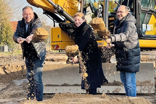 Marco Fibelkorn (li.), Bürgermeisterin Julia Samtleben und Jan-Christian Ohm beim ersten Spatenstich. Foto: Gemeinde Stockelsdorf