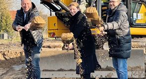 Marco Fibelkorn (li.), Bürgermeisterin Julia Samtleben und Jan-Christian Ohm beim ersten Spatenstich. Foto: Gemeinde Stockelsdorf