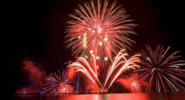 Bei der Kinderuni dreht sich alles um Pyrotechnik.