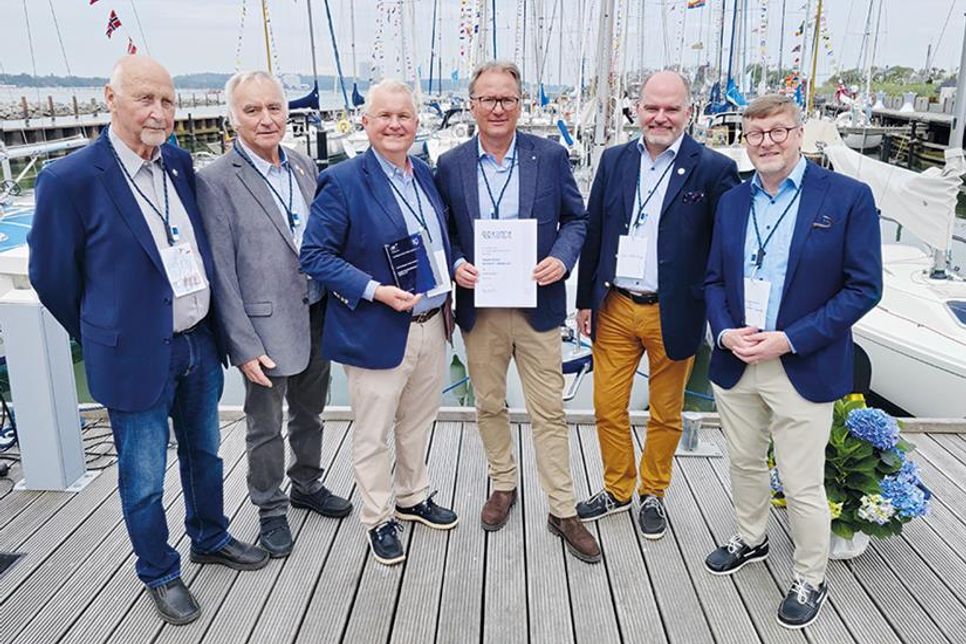 „50 Jahre Segler-Verein Niendorf/Ostsee“ (von links): Jochen Hermes (Kreisseglerverband), Jürgen Fischer (Kreissportverband), SVNO-Vorsitzender Uwe Jark und sein Stellvertreter Jens Schäper, Jan-Dirk Tenge (Seglerverband Schleswig-Holstein) und Bürgermeister Sven Partheil-Böhnke.