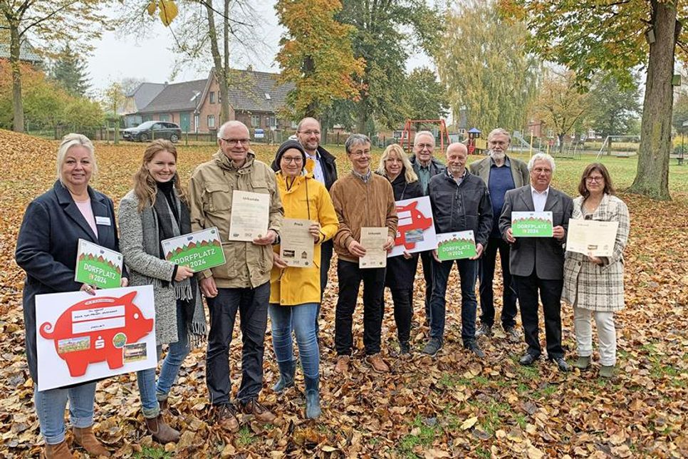 Die glücklichen Sieger*innen des Dorfplatzwettbewerbs nahmen in Leezen stellvertretend für ihre Gemeinden die Preise entgegen.