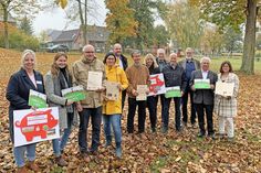 Die glücklichen Sieger*innen des Dorfplatzwettbewerbs nahmen in Leezen stellvertretend für ihre Gemeinden die Preise entgegen.