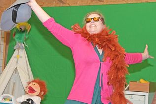 In der Rolle der Erzieherin Eva durchspielt Carina Kohrt deren Stimmungsbarometer.