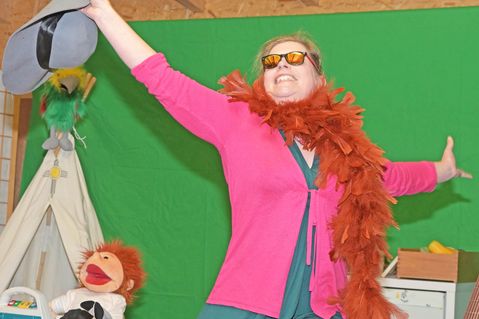 In der Rolle der Erzieherin Eva durchspielt Carina Kohrt deren Stimmungsbarometer.