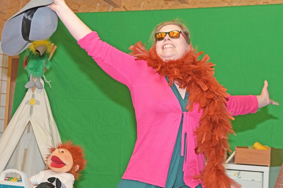 In der Rolle der Erzieherin Eva durchspielt Carina Kohrt deren Stimmungsbarometer.