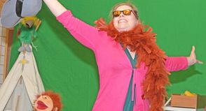 In der Rolle der Erzieherin Eva durchspielt Carina Kohrt deren Stimmungsbarometer.