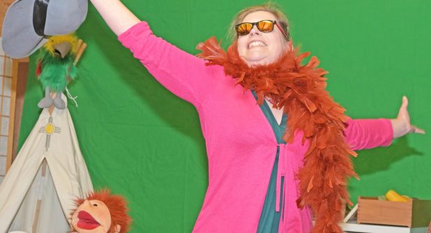 In der Rolle der Erzieherin Eva durchspielt Carina Kohrt deren Stimmungsbarometer.