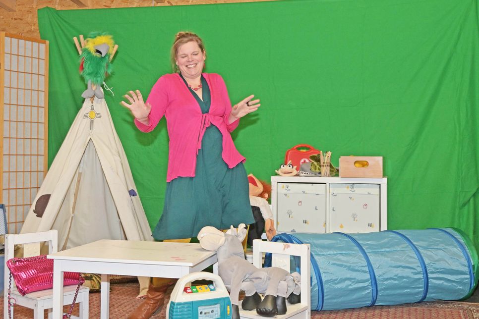 Mal in Trauer versunken, mal heiter über die Bühne tänzelnd: Carina Kohrt wechselt sprunghaft Gefühle, Zeitebenen und Charaktere des Stücks.