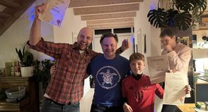 Die Sieger des 1. Roger Silversterturniers im Tischfußball vl. Simon aus Hamburg (1. FC Geisbock), Bassi aus Roge (irgendein Hamburger Club) Jul (FC Südstern)