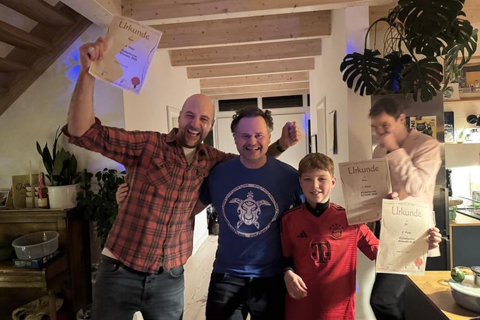 Die Sieger des 1. Roger Silversterturniers im Tischfußball vl. Simon aus Hamburg (1. FC Geisbock), Bassi aus Roge (irgendein Hamburger Club) Jul (FC Südstern)