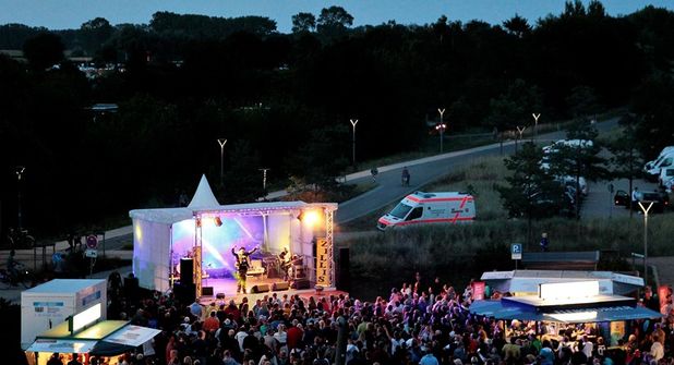 An zwei Abenden wird mit Livemusik unter freiem Himmel gefeiert.