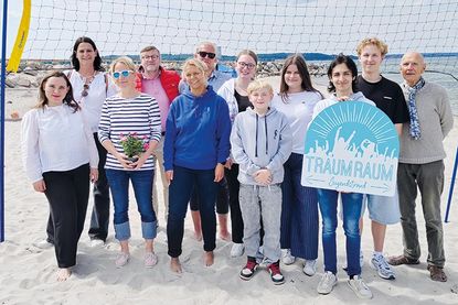 Eröffnung des „Traumraum“-Jugendstrands in Niendorf/Ostsee mit Silke Szymoniak (TSNT GmbH, hi.v.li.), Bürgermeister Sven Partheil-Böhnke, SGJ-Jugendwart Jouri Clephas, Schüler-Team, Unterstützer Konrad Zinke sowie Tatiana Pourkian (Jugendberatung, vo. v.li.), Lehrerin Sabine Jensen und Schulleiterin Esther Passig.