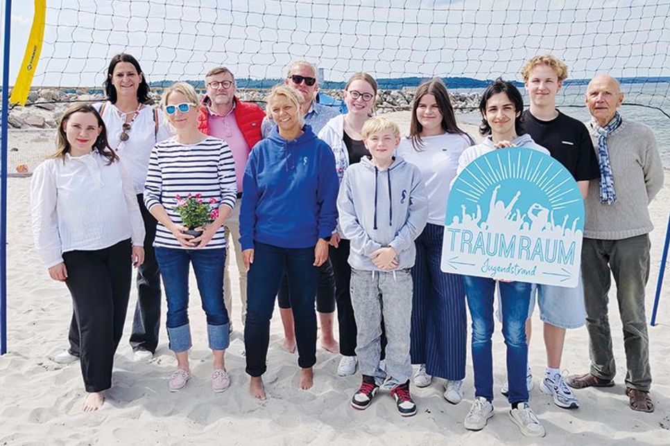 Eröffnung des „Traumraum“-Jugendstrands in Niendorf/Ostsee mit Silke Szymoniak (TSNT GmbH, hi.v.li.), Bürgermeister Sven Partheil-Böhnke, SGJ-Jugendwart Jouri Clephas, Schüler-Team, Unterstützer Konrad Zinke sowie Tatiana Pourkian (Jugendberatung, vo. v.li.), Lehrerin Sabine Jensen und Schulleiterin Esther Passig.