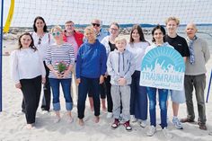 Eröffnung des „Traumraum“-Jugendstrands in Niendorf/Ostsee mit Silke Szymoniak (TSNT GmbH, hi.v.li.), Bürgermeister Sven Partheil-Böhnke, SGJ-Jugendwart Jouri Clephas, Schüler-Team, Unterstützer Konrad Zinke sowie Tatiana Pourkian (Jugendberatung, vo. v.li.), Lehrerin Sabine Jensen und Schulleiterin Esther Passig.