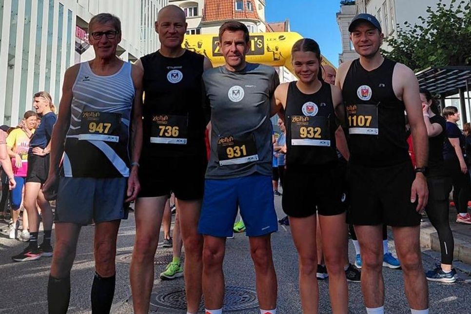 Peter Massny, Andreas Boller, Andreas Loors, Pia Feline Loors und Jens Vahlkamp (v. lks.) vor dem Start.