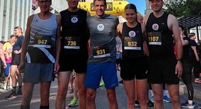 Peter Massny, Andreas Boller, Andreas Loors, Pia Feline Loors und Jens Vahlkamp (v. lks.) vor dem Start.