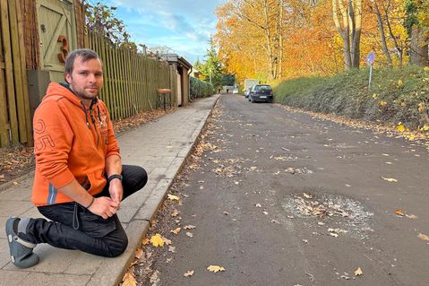 Tobias Reil ärgert sich über die vielen Schlaglöcher in der Fahrbahn. Er hofft auf eine zielführende Lösung für das Problem. Mit dem Aufstellen eines Warnschildes könne es nicht getan sein.