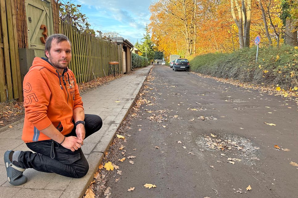 Tobias Reil ärgert sich über die vielen Schlaglöcher in der Fahrbahn. Er hofft auf eine zielführende Lösung für das Problem. Mit dem Aufstellen eines Warnschildes könne es nicht getan sein.