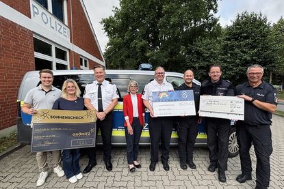 An der symbolischen Spendenübergabe nahmen Vertreterinnen und Vertreter der Institutionen teil, für die Polizeidirektion Lübeck Stellvertretender Leiter der Polizeidirektion Thomas Wolff, für die Polizeistation Grömitz Polizeibeamte Björn Burkhardt und Thorsten Krüger, Stationsleiter Christian Sailer, für den Lübeck-Hilfe für krebskranke Kinder Vorsitzende Heidi Menorca und Beisitzerin Nadine Zeitz, für die Freiwillige Feuerwehr Grömitz Leiter Jacob Revenstorf und für den Tourismus-Service Grömitz Niclas Knorr.