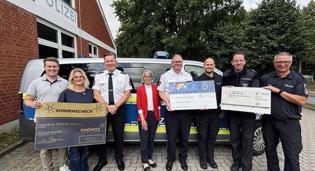 An der symbolischen Spendenübergabe nahmen Vertreterinnen und Vertreter der Institutionen teil, für die Polizeidirektion Lübeck Stellvertretender Leiter der Polizeidirektion Thomas Wolff, für die Polizeistation Grömitz Polizeibeamte Björn Burkhardt und Thorsten Krüger, Stationsleiter Christian Sailer, für den Lübeck-Hilfe für krebskranke Kinder Vorsitzende Heidi Menorca und Beisitzerin Nadine Zeitz, für die Freiwillige Feuerwehr Grömitz Leiter Jacob Revenstorf und für den Tourismus-Service Grömitz Niclas Knorr.