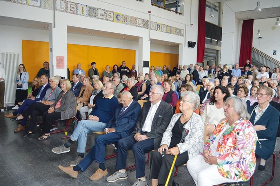 Zahlreiche Gäste waren der Einladung in die Cesar-Klein-Schule gefolgt.