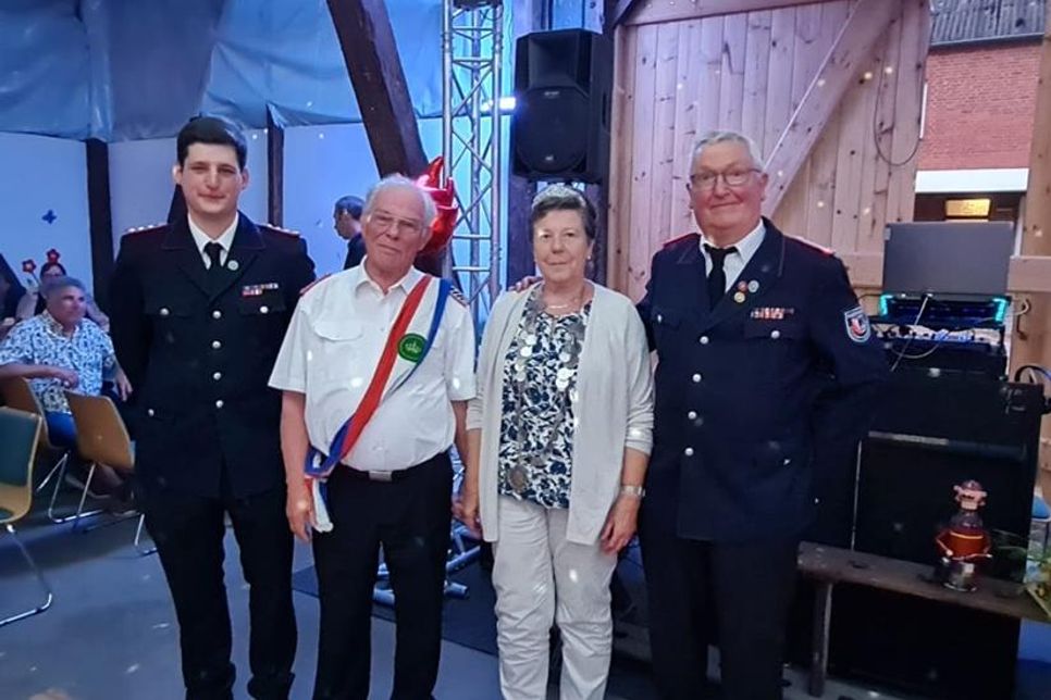 Sebastian Münchow, Jürgen Holz und Dörps-Königin Gisela Holz, Thorsten Ahrens (v. lks.).