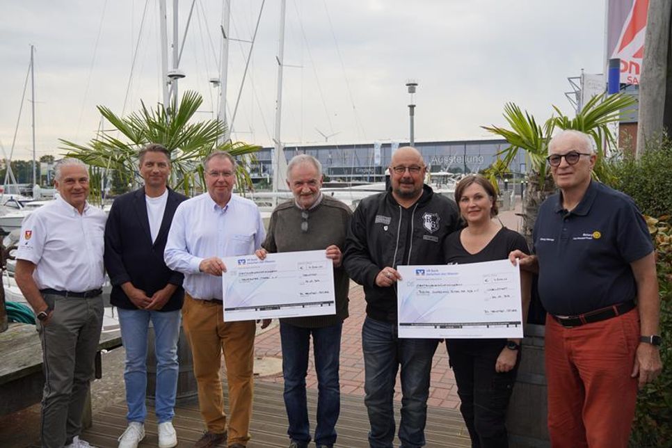 V. lks.: Oliver Seiter (Geschäftsführer ancora Marina), Florian Schneider (Rotary), Rüdiger Nittritz (Rotary-Präsident), Olf Leder (Tafel Neustadt), Ulrich und Britta Schaardt (Riding Guardians) und Dr. Georg Heerten (Rotary) trafen sich zur Spendenübergabe.