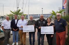 V. lks.: Oliver Seiter (Geschäftsführer ancora Marina), Florian Schneider (Rotary), Rüdiger Nittritz (Rotary-Präsident), Olf Leder (Tafel Neustadt), Ulrich und Britta Schaardt (Riding Guardians) und Dr. Georg Heerten (Rotary) trafen sich zur Spendenübergabe.