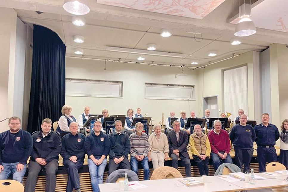 Michael Konrad (roter Pullover) als 1. Beisitzer und Gert Schuberth als 1. Vorsitzender (zwei Plätze links daneben) wurden in ihren Posten beim Feuerwehr-Förderverein bestätigt.