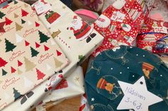 Bei Päckchen für Kinder ist es gut, eine Altersangabe auf dem Geschenk anzubringen, damit diese leicht erkennbar sind.