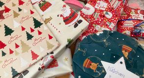 Bei Päckchen für Kinder ist es gut, eine Altersangabe auf dem Geschenk anzubringen, damit diese leicht erkennbar sind.