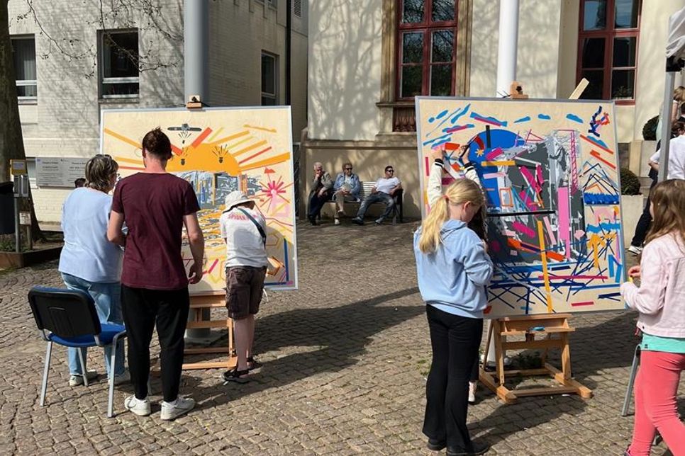 Jung und Alt kamen zusammen, um die faszinierende Welt der Tape Art-Kunst zu entdecken und ihre eigenen kreativen Ideen umzusetzen.