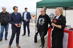 Bundesgesundheitsminister Prof. Dr. Karl Lauterbach im Gespräch mit Ricarda Piepenhagen, Gründerin von „NichtGenesen“, und ihrer Bundessprecherin Mareike Mitschele (rechts) vor dem Info-Zelt auf der Strandpromenade in Travemünde.