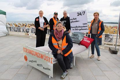 Bundessprecherin Mareike Mitschele (hi.v.li.), Gabriele Birth (NichtGenesen Bremen), Gründerin Ricarda Piepenhagen und Bettina Steinmetz (Admin) sowie Ilka Heuer, stv. Sprecherin Niedersachsen (sitzend), machen auf die Versorgungswüste aufmerksam.