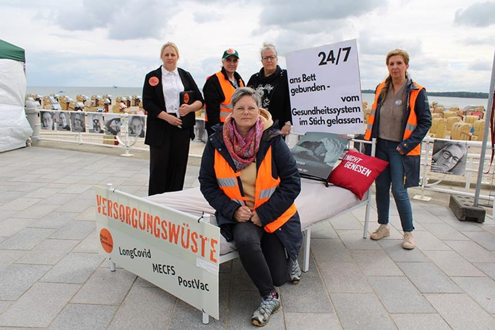 Bundessprecherin Mareike Mitschele (hi.v.li.), Gabriele Birth (NichtGenesen Bremen), Gründerin Ricarda Piepenhagen und Bettina Steinmetz (Admin) sowie Ilka Heuer, stv. Sprecherin Niedersachsen (sitzend), machen auf die Versorgungswüste aufmerksam.