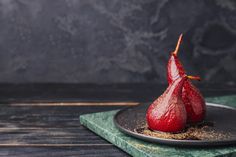 Rotweinbirnen in aromatischem Gewürzsud sind ein sinnlicher Genuss, der auch ganz ohne Beilagen für sich spricht.