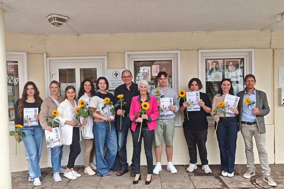 Zertifikatsübergabe an die erfolgreichen Teilnehmenden des B2 Deutsch Sprachkurses.