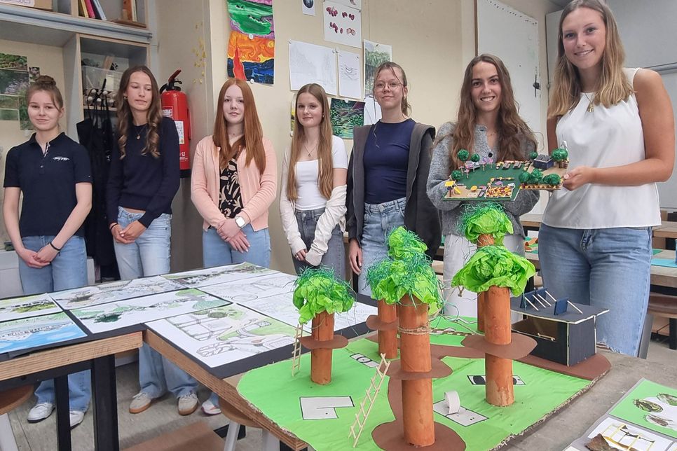 v.l. Schülerinnen Klara, Mia, Rieke,Lara, Emma, Luisa und Lisa präsentieren ihre Visionen.