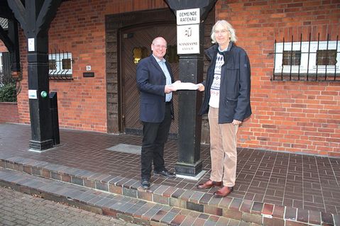 Teja F.H. Kanthak (re.) übergibt seine Wahlunterlagen an Ratekaus Ordnungsamtsleiter Heiko Laskowski.
