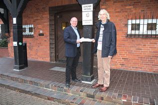 Teja F.H. Kanthak (re.) übergibt seine Wahlunterlagen an Ratekaus Ordnungsamtsleiter Heiko Laskowski.