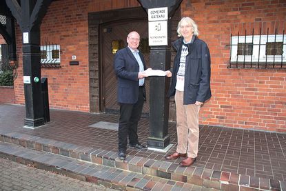 Teja F.H. Kanthak (re.) übergibt seine Wahlunterlagen an Ratekaus Ordnungsamtsleiter Heiko Laskowski.