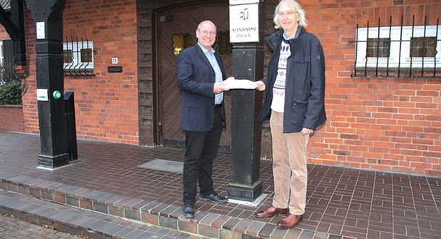 Teja F.H. Kanthak (re.) übergibt seine Wahlunterlagen an Ratekaus Ordnungsamtsleiter Heiko Laskowski.