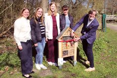 Artenschutz zum Anfassen: Studentinnen übergeben Insektenhotel an die Gemeinde Timmendorfer Strand