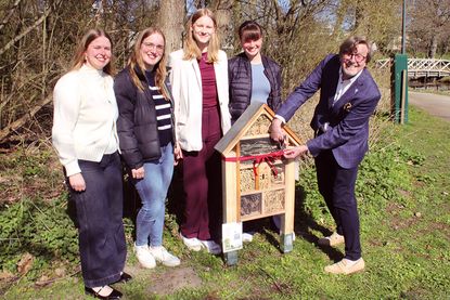 Artenschutz zum Anfassen: Studentinnen übergeben Insektenhotel an die Gemeinde Timmendorfer Strand